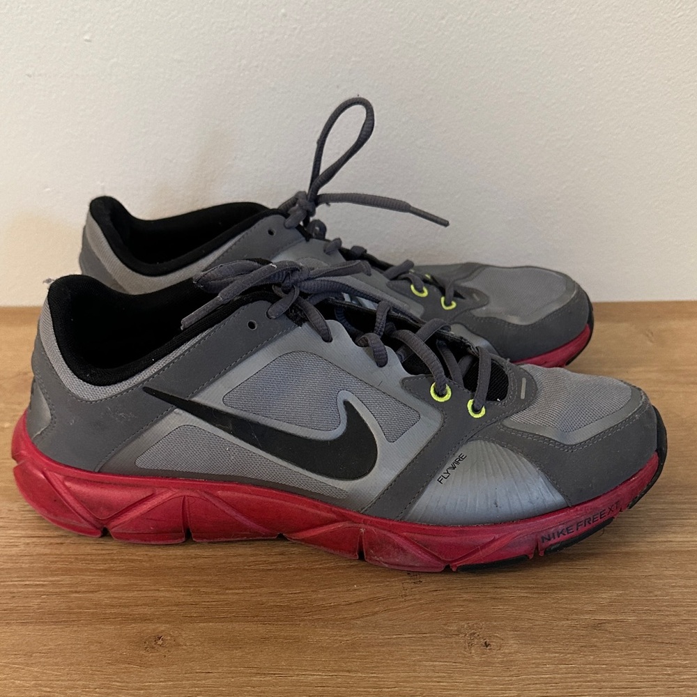 EUC Nike Training Quick Dry Flywire Grey and Red Sneakers